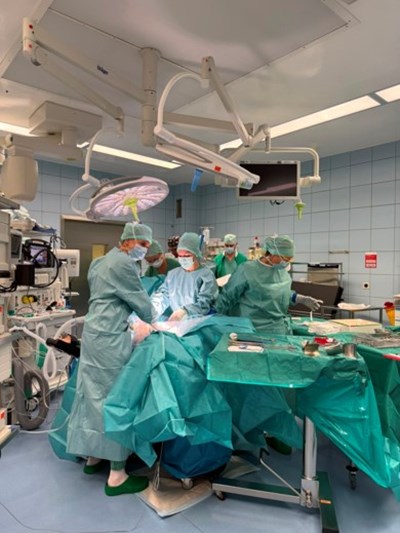 Chirurgenteam bei einer Operation im Spital, OP-Saal mit medizinischer Ausrüstung