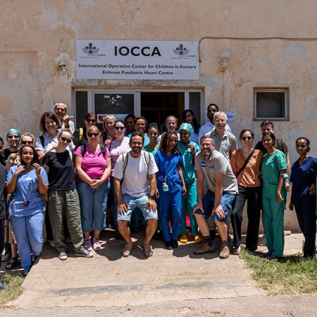 IOCCHA-Team vor dem Eritrean Paediatric Heart Centre in Asmara, Eritrea