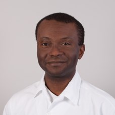 Profilbild von OA Dr. Menakai Amadi-Nna 