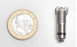 Kleinster Herzschrittmacher im Größenvergleich mit einer 1 Euromünze