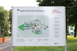 Orientierungsschild am Med Campus des Kepler Universitätsklinikums