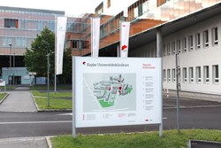 Orientierungsschild am Med Campus des Kepler Universitätsklinikums