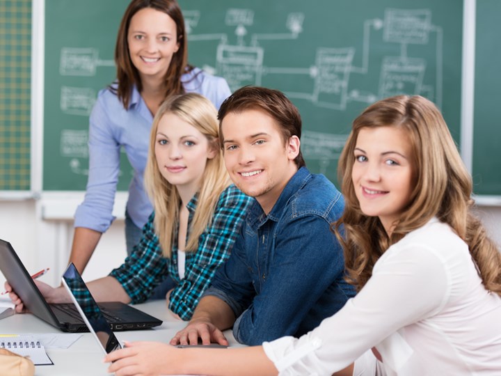 Studierende mit Laptop in Unterrichtsraum