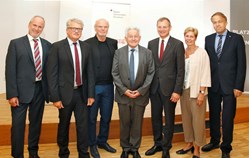 Gruppenfoto mit Dr. Brock, BGM Luger, Architekt Lorenz, LH a.d. Pühringer, LH Stelzer, Dr.in Drda und Rektor Lukas