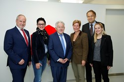 Gruppenfoto mit Dr. Brock, Prof. Dr. Apfalter, LH Pühringer, Dr.in Drda, Rektor Univ.-Prof. Dr. Lukas und PD Pammer