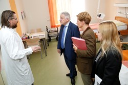 Gespräch von LH Pühringer mit MitarbeiterInnen im Kepler Universitätsklinikum