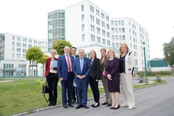 Gruppenfoto von LH Pühringer mit MitarbeiterInnen im Kepler Universitätsklinikum