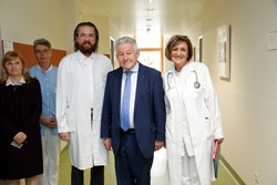 LH Pühringer mit MitarbeiterInnen im Kepler Universitätsklinikum