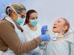 Pflegeauszubildende im Praxisunterricht