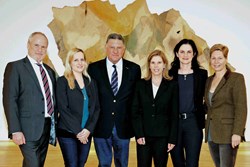 Gruppenfoto der Geschäftsführung mit Teilnehmer der Med. Fakultät der JKU