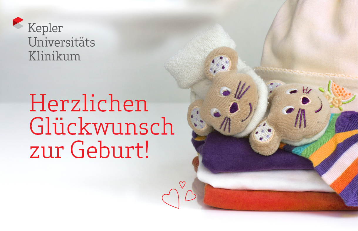 Babykleidung mit Bildtext "Herzlichen Glückwunsch zur Geburt!"