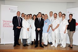 Prof. Dr. Hötzenecker mit der Geschäftsführung und seinem Team