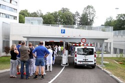 Mitarbeiter/-innen bei der Eröffnungsfeier des Parkdecks am Neuromed Campus