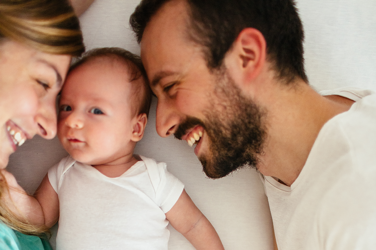 Glückliches Paar mit Kleinkind
