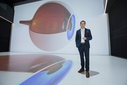 Universitätsprofessor Bolz bei "Erlebnis Augenchirurgie" im AEC beim Vortrag