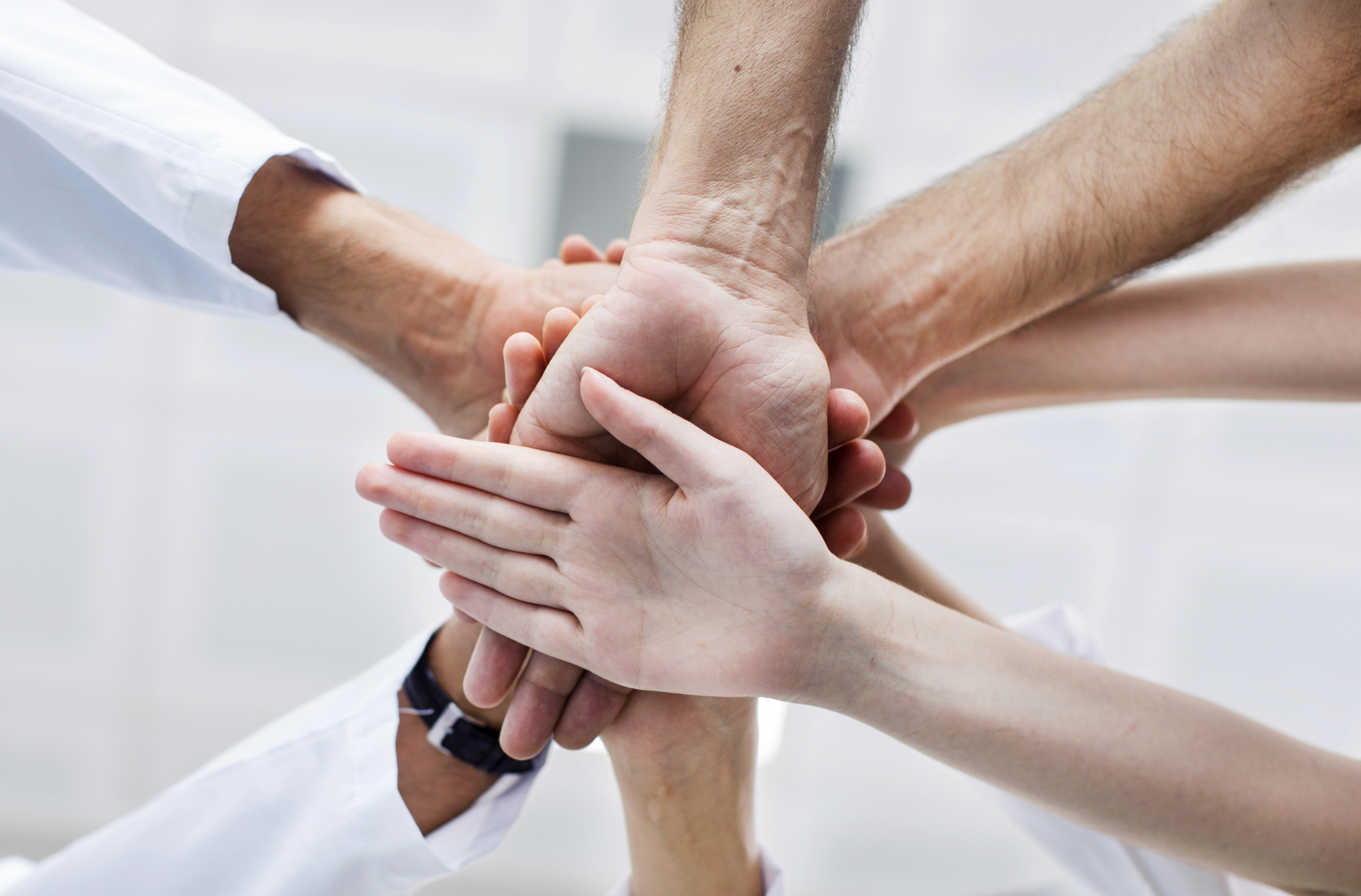Hände die ineinander greifen