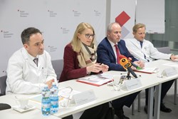 Prim. Univ.-Doz. Dr. Shamiyeh, LHStv. Haberlander, ÄD GF Dr. Heinz Brock, Univ.-Prof. Dr. Oppelt am Podium 
