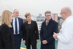 Landesrätin Mag.a Christine Haberlander, GF Dr. Heinz Brock, GFin Mag.a Dr.in Elgin Drda, Staatssekretär Bernd Sibler, Forschungsdekan Prim. Univ.-Prof. Dr. Jens Meier