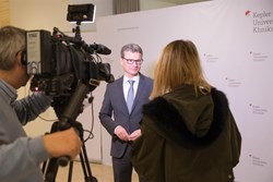 Staatssekretär Bernd Sibler bei Filmaufnahmen