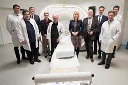 Politiker und Führungskräfte besichtigen den neuen PET-CT