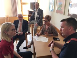 Politiker im Gespräch mit der Kollegialen Führung