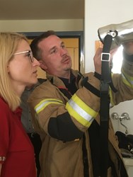 LHStv. Christine Haberlander mit Einsatzleiter Ing. Markus Jauk bei der Prüfung der Brandsituation mit Wärmebildkamera