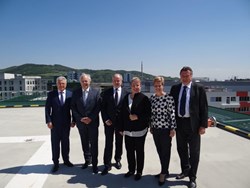Nationalratsabgeordneter David Lasar, Landtagsabgeordneter Dr. Walter Ratt, GF Dr. Heinz Brock, MBA, MPH, MAS, Bundesministerin Mag.a Beate Hartinger-Klein, GFin Mag.a Dr.in Elgin Drda, Landesrat Mag. Günther Steinkellner am Hubschrauberlandeplatz