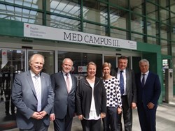 Landtagsabgeordneter Dr. Walter Ratt, GF Dr. Heinz Brock, MBA, MPH, MAS, Bundesministerin Mag.a Beate Hartinger-Klein, GFin Mag.a Dr.in Elgin Drda, Landesrat Mag. Günther Steinkellner, Nationalratsabgeordneter David Lasar vor dem Krankenhaus