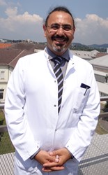Primarius Dr. Kurosch Yazdi im Portrait