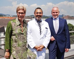 Geschäftsführerin Mag.a Dr.in Elgin Drda, Primarius Dr. Kurosch Yazdi, Geschäftsführer Dr. Heinz Brock, MBA, MPH, MAS 