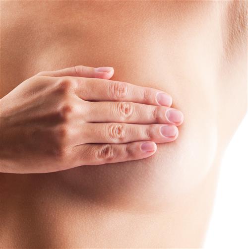 Weibliche Brust wird mit Hand bedeckt