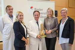 OA Dr. Tomas Narovec, Universitätsklinik für Neurochirurgie, Pflegedirektorin Simone Polhammer, MBA, Univ.-Prof. Dr. Andreas Gruber, Vorstand der Universitätsklinik für Neurochirurgie, Gesundheitslandesrätin Mag.a Christine HaberlaOA Dr. Tomas Narovec, PD Simone Pammer, Univ.-Prof. Dr. Andreas Gruber, LHStv. Christine Haberlander, KD GFin Mag.a Dr.in Elgin Drdander, Kaufmännische Direktorin GFin Mag.a Dr.in Elgin Drda mit Wirbelsäule