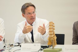 Univ.-Prof. Dr. Andreas Gruber spricht über O-Arm navigierte Wirbelsäulenoperationen