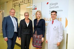 Geschäftsführung und Prof. Hötzenecker begrüßen Landeshauptmann-Stellvertreterin Mag.a Christine Haberlander im  Allergie Zentrum
