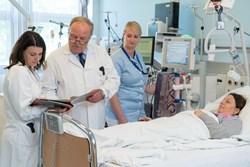 Prim. Univ.-Prof. Dr. Erich Pohanka und Teammitglieder bei der Dialyse-Behandlung an einer Patientin
