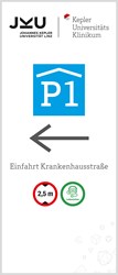 Wegweiser der Einfahrt zur neuen Tiefgarage