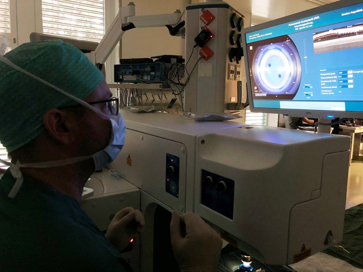 Augenchirurg bedient Lasergerät für Hornhauttransplantation