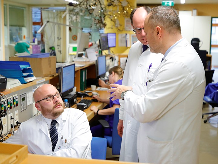 Besprechung der Experten unterschiedlicher Fächer