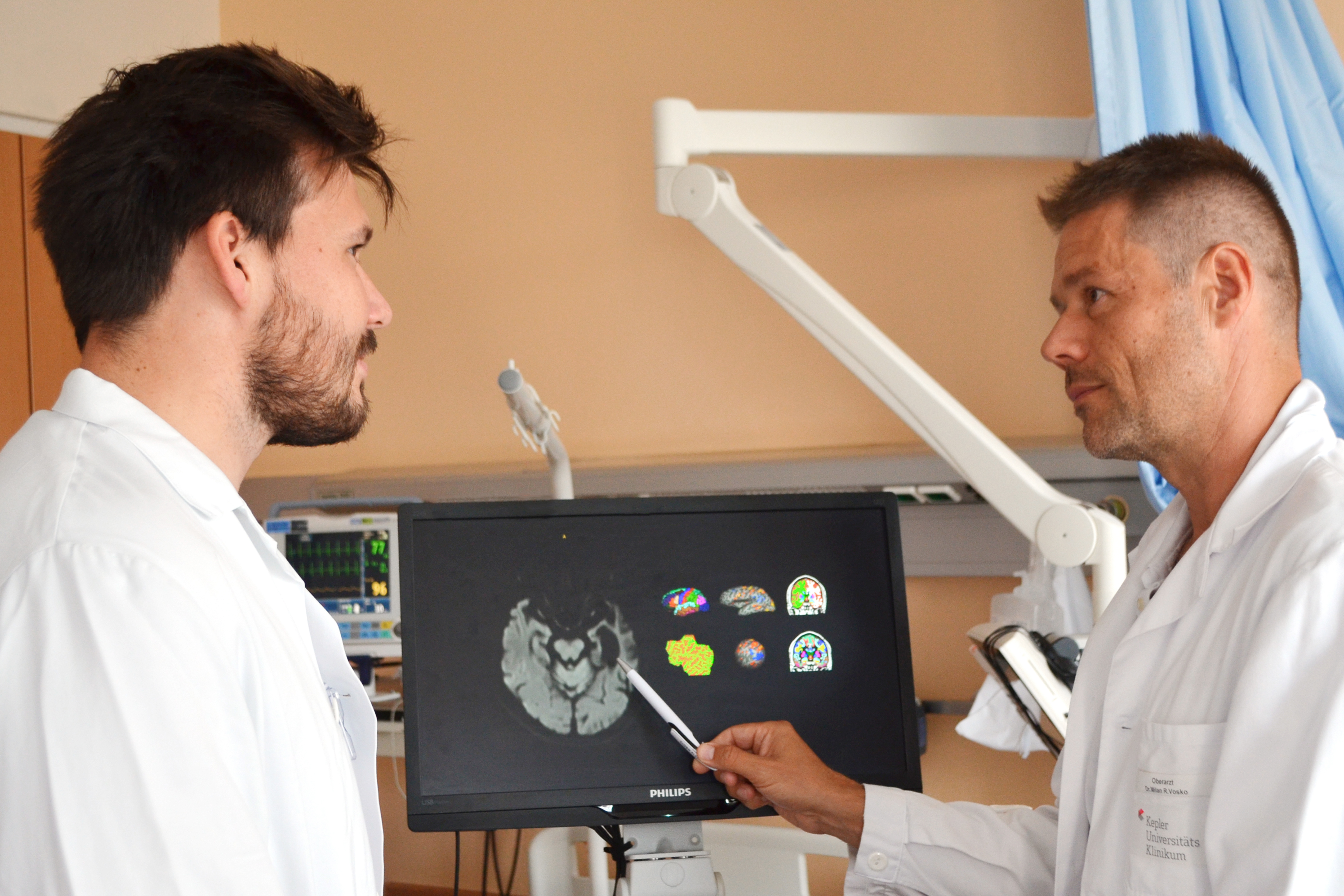 Zwei Ärzte mit Monitor