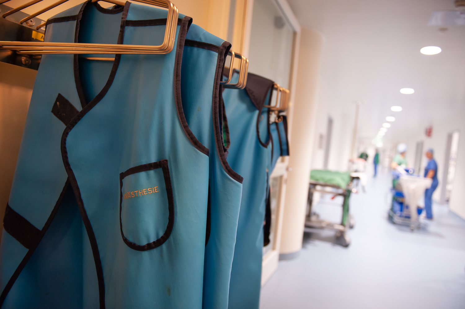Bekleidung für Anästhesisten am Kleiderbügel