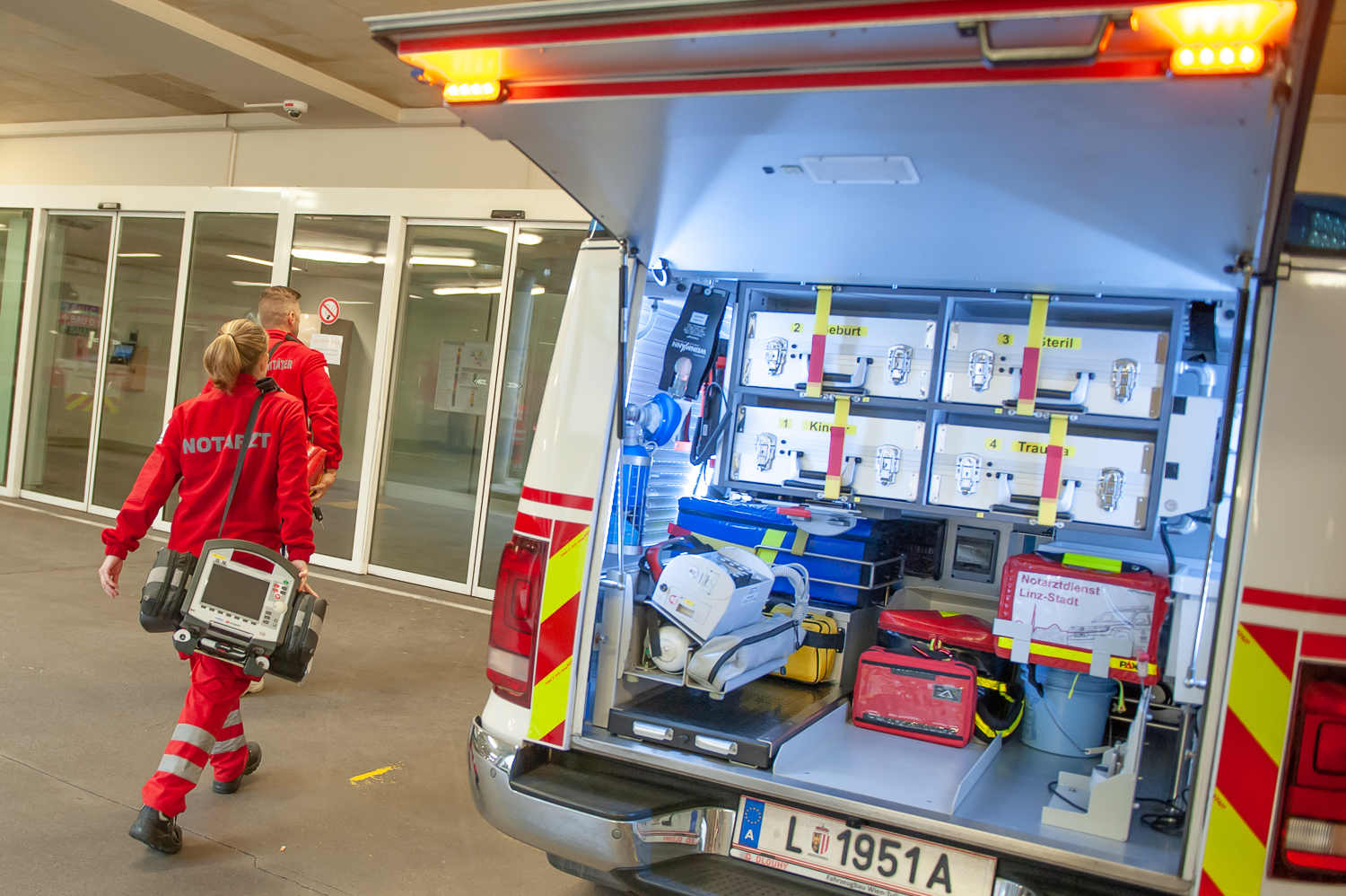 Notärztin und Notarzt beim Noteinsatzfahrzeug