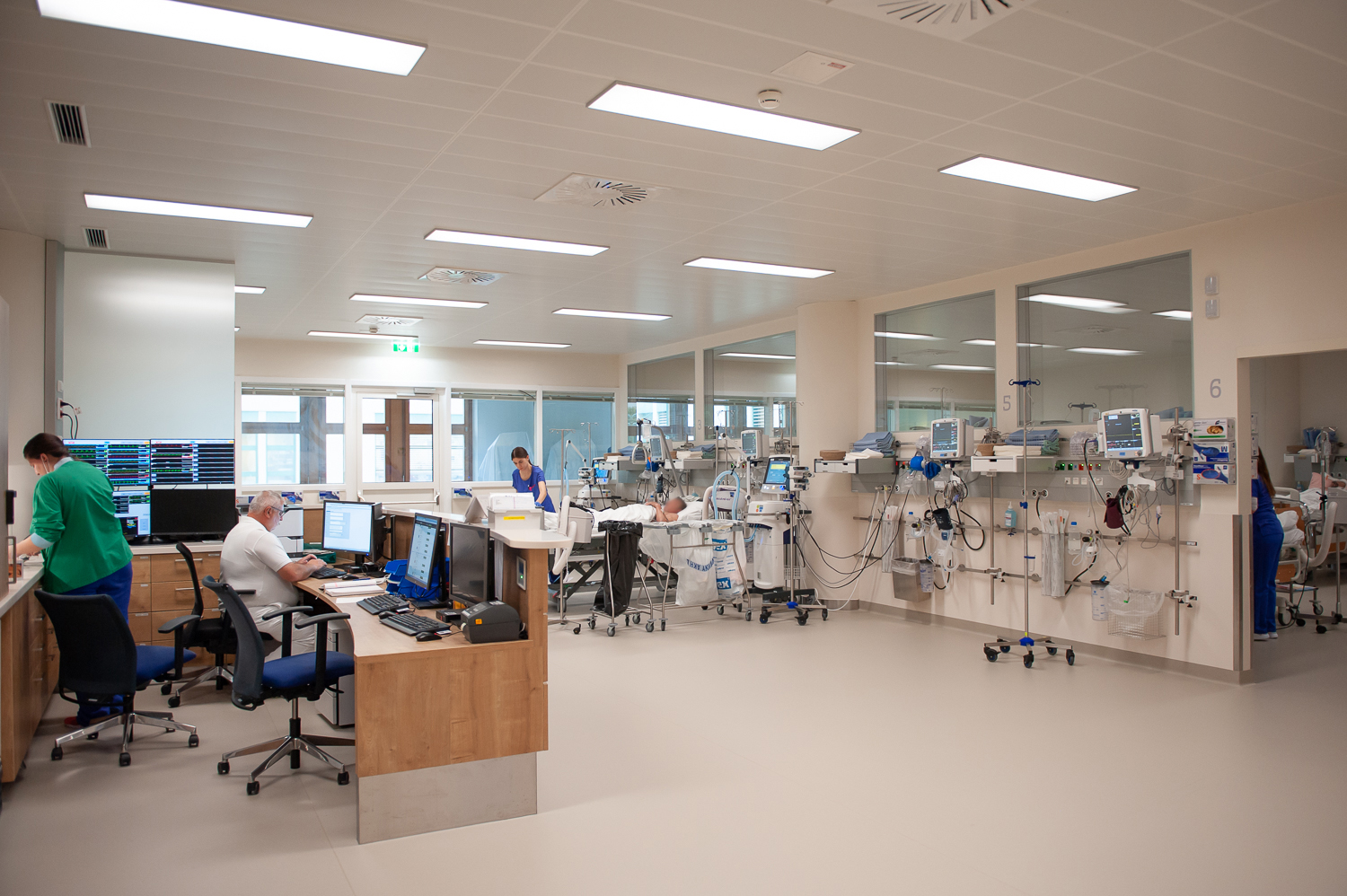 Aufwachraum mit mehreren Überwachungsplätzen