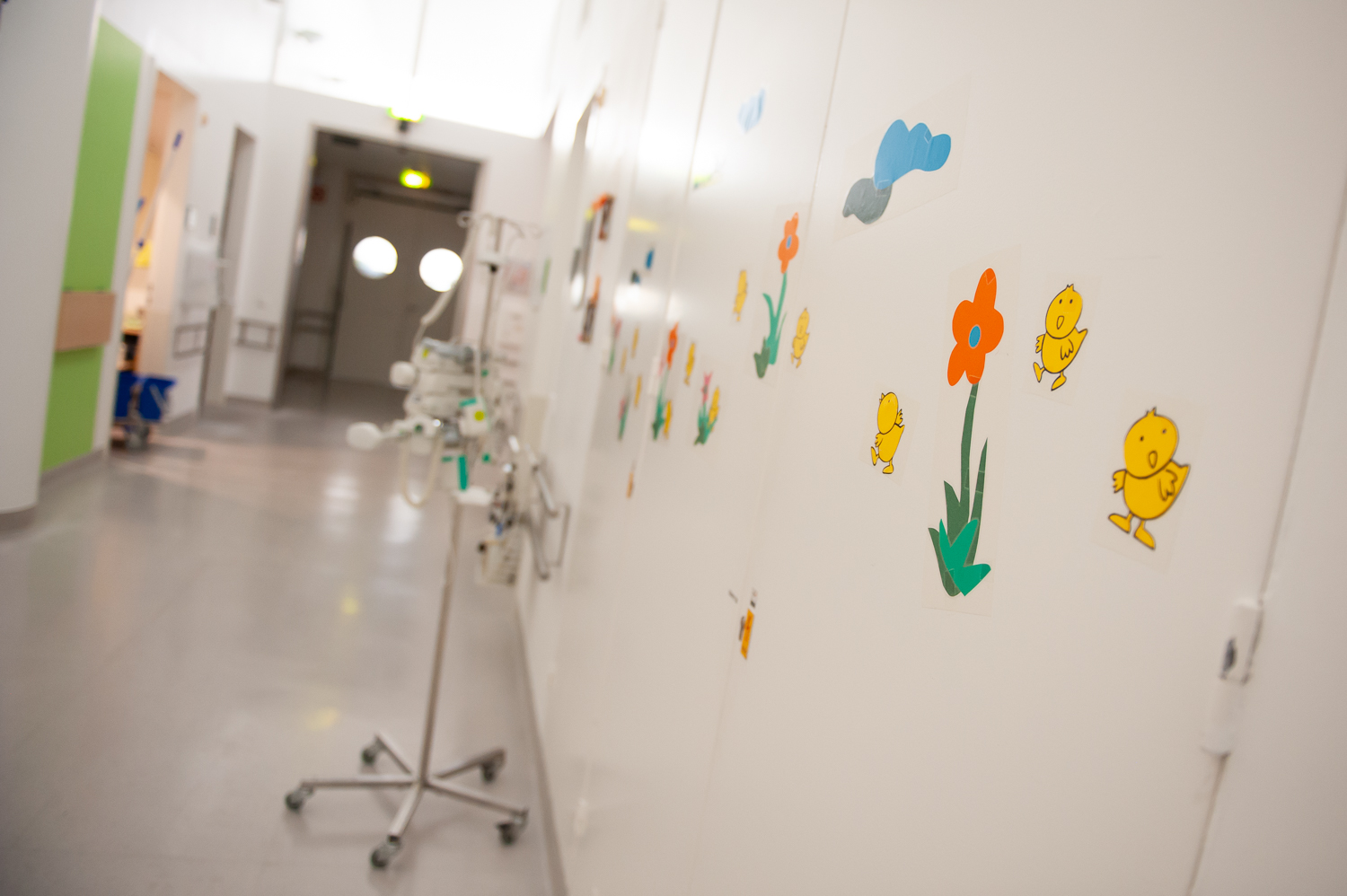 Bunt bemalter Gang auf der Kinderintensivstation