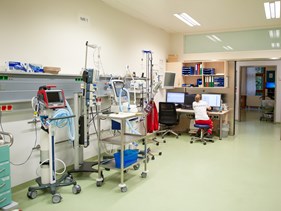 Notarzt am Computerarbeitsplatz im Nofallinterventionsraum