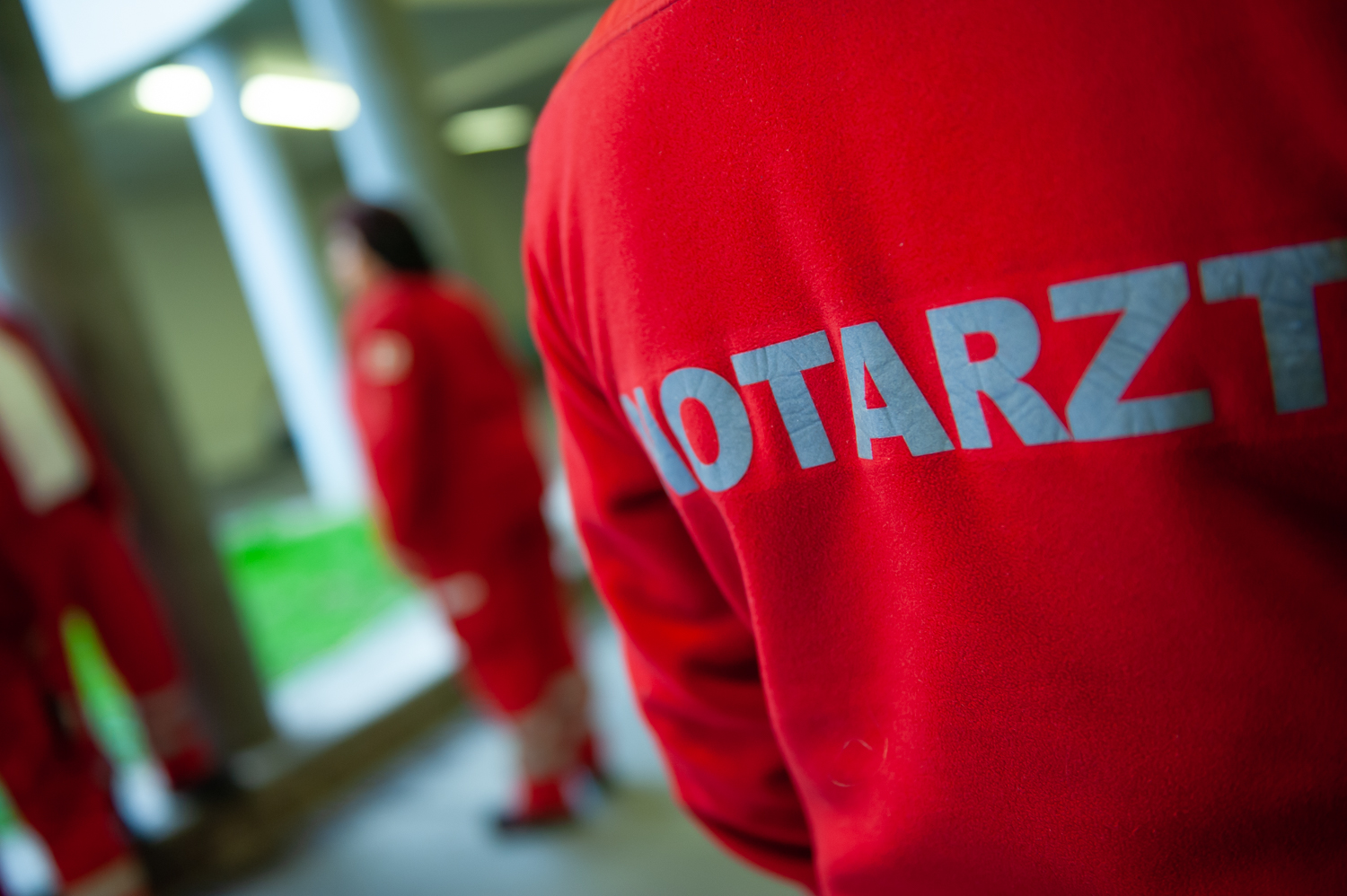 rote Weste mit Aufschrift Notarzt