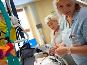 2 Krankenhausmitarbeiter beim Bett