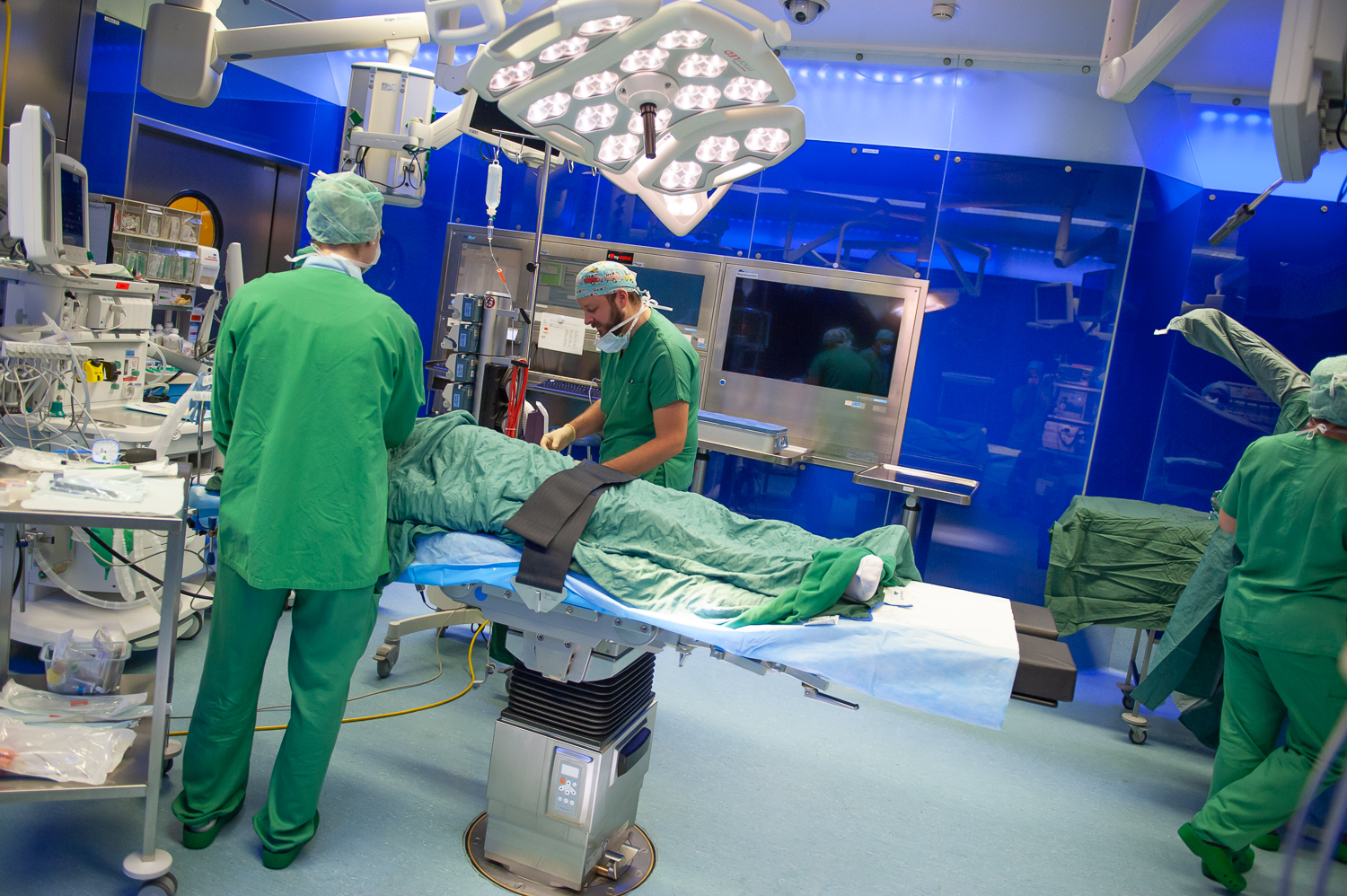 Im Hightech-OP wird ein Patient für die OP vorbereitet