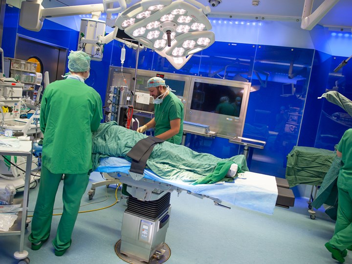 Im Hightech-OP wird ein Patient für die OP vorbereitet