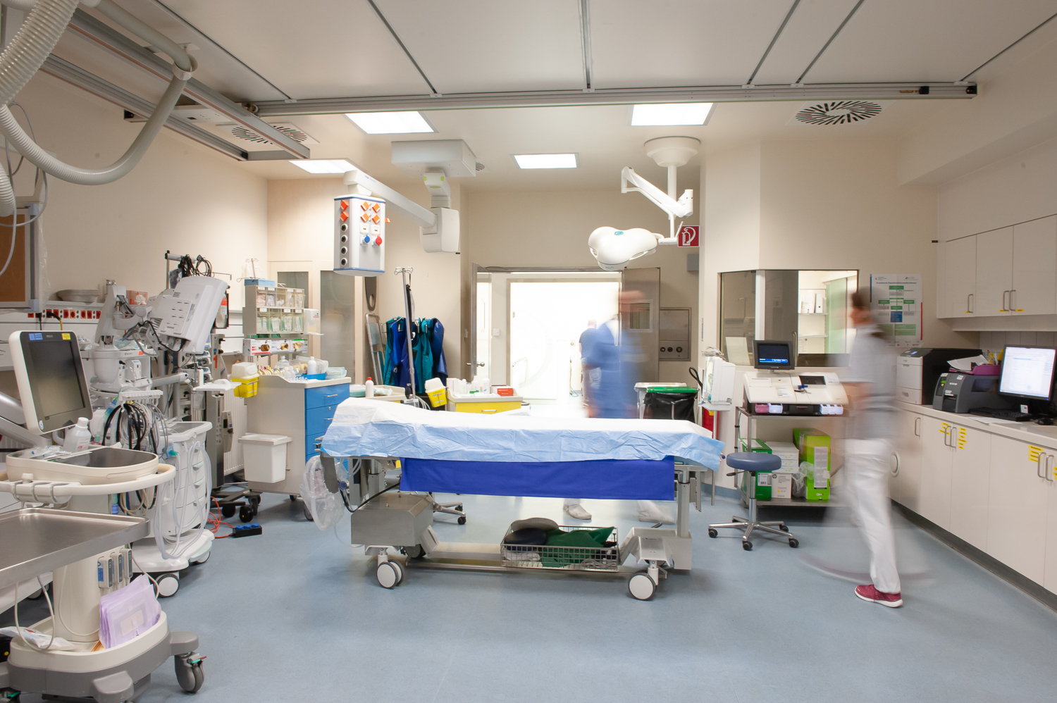 Schockraum mit Patientenliege und medizintechnischen Geräten