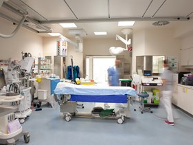 Schockraum mit Patientenliege und medizintechnischen Geräten